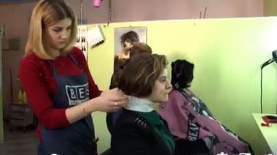 У Каневі відрізають волосся заради благодійності (відео)