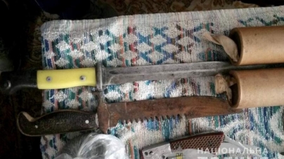 У Черкасах чоловік зберігав у себе дома гранати, набої, холодну зброю та наркотики (фото)