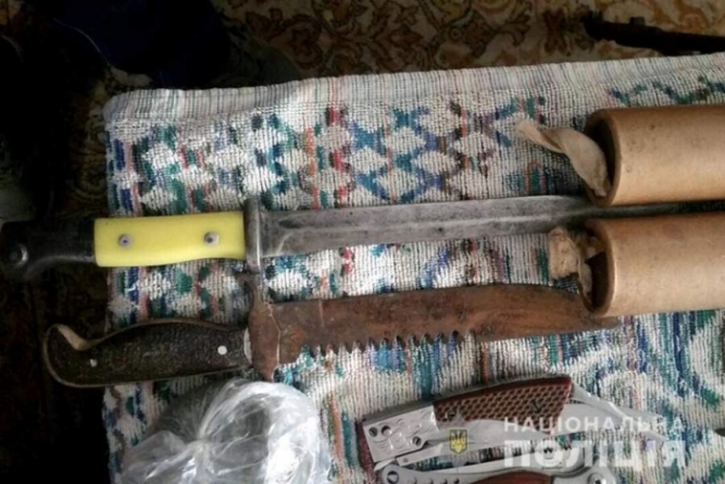 У Черкасах чоловік зберігав у себе дома гранати, набої, холодну зброю та наркотики (фото)