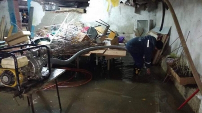 У Золотоноші рятувальники відкачують воду з підвального приміщення гімназії (фото, відео)