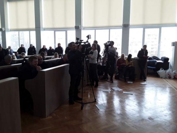 На сесії міськради депутат демонстративно розкидав папірці