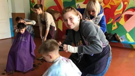 Учні черкаського училища безкоштовно підстригли категорійних дітей