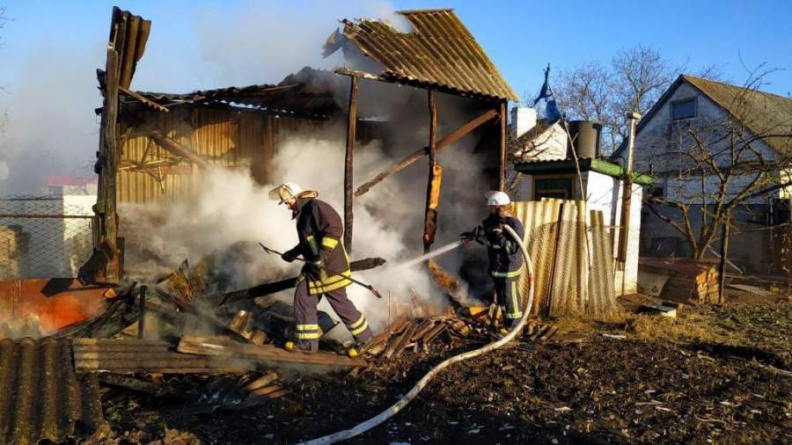 На Золотоніщині та Драбівщині вогонь знищив дві надвірні споруди