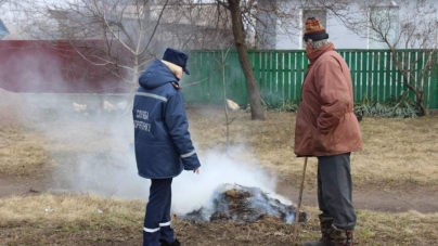 Черкаські рятувальники просили селян не палити траву