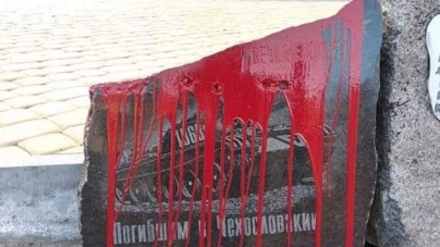 Мистецтвознавиця облила фарбою пам’ятник у центрі Черкас (відео)