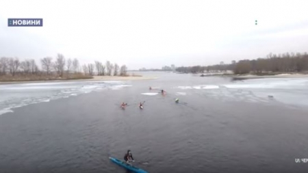 Черкаські веслувальники вперше у новому році вийшли на воду (відео)