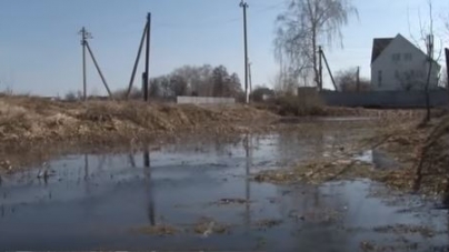Щовесни одне з Черкаських сіл перетворюється на болото (відео)