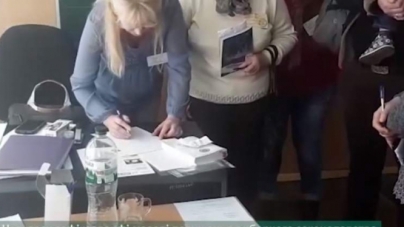 У Черкасах зафіксували голосування за гроші за діючого президента (відео)