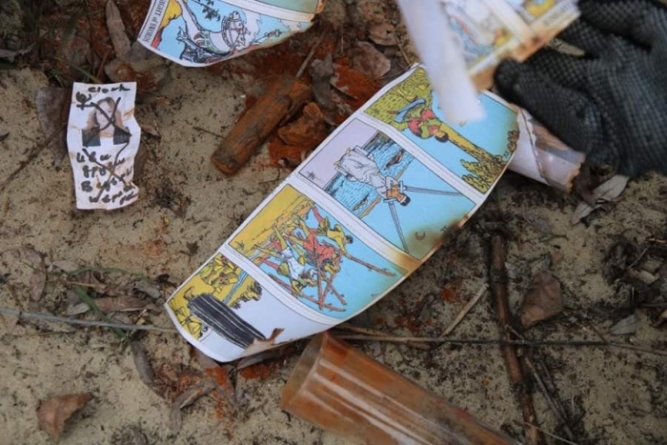 У Черкасах на пляжі знайшли закладку чаклуна (фото)