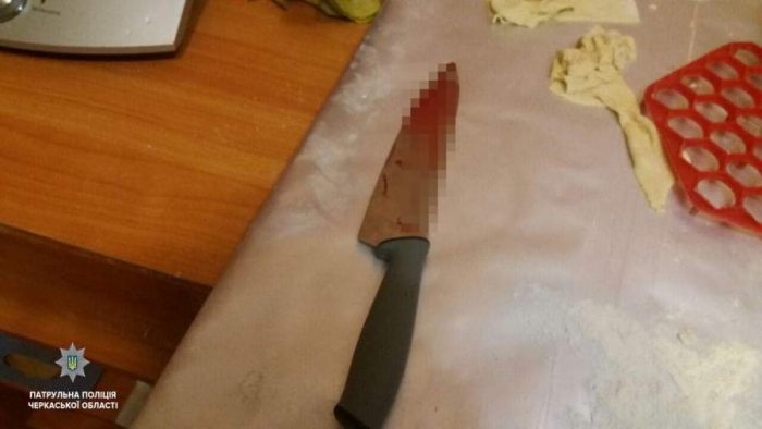 У Черкасах жінка порізала ножем свого чоловіка (фото)
