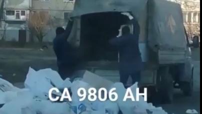 У Черкасах з вантажівки висипали купу сміття просто у дворі (відео)