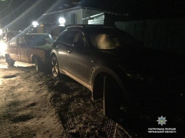У Черкасах п’яний водій розбив власне авто і пошкодив ще два (фото)