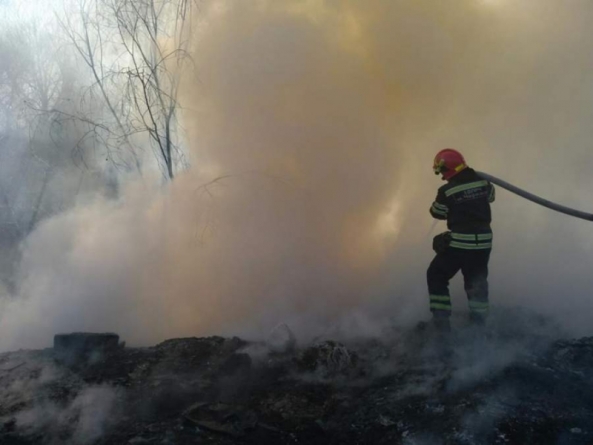 Черкаські вогнеборці ліквідували пожежі сухої трави (відео)