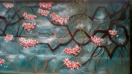 Сірі стіни жителька Кам’янки перетворює на квітучій сакуровий сад (фото)
