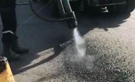 У Черкасах дорожники тестують нову машину для ямкового ремонту (відео)