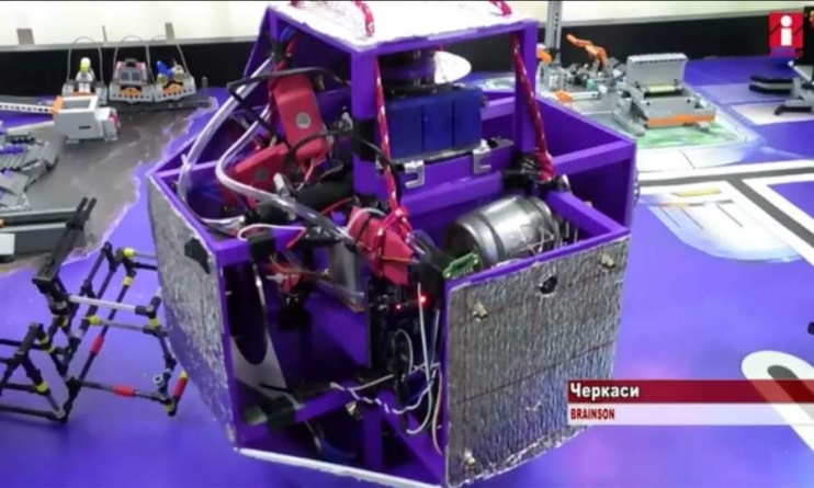 Юні винахідники з Черкас створили дрона, який може працювати у відкритому космосі (відео)