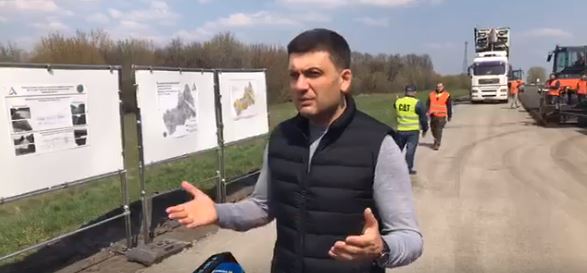 Гройсман подивився, як ремонтують дорогу на Черкащині (відео)
