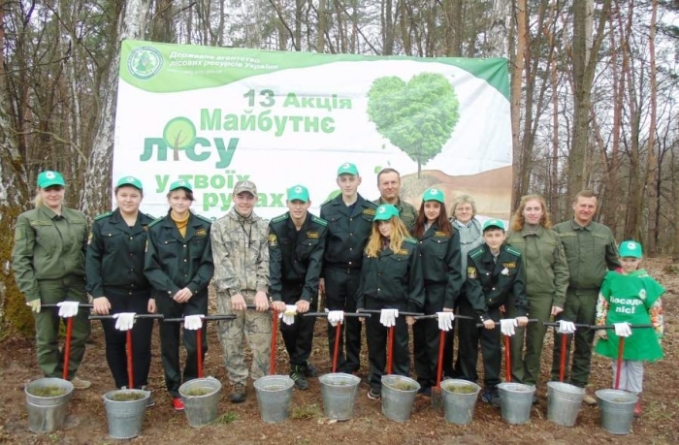 На Черкащині учні Коробівського шкільного лісництва висаджували ліс (фото)