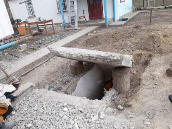 На Черкащині під час демонтажу погребу на чоловіка впала бетонна плита (фото)