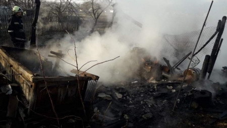 На Черкащині через спалювання сміття згоріла надвірна споруда (фото)