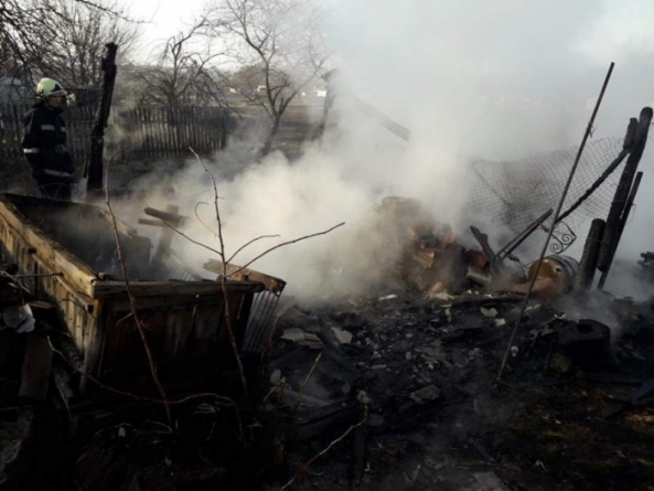 На Черкащині через спалювання сміття згоріла надвірна споруда (фото)