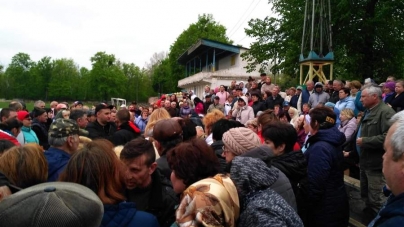 Жителі Ватутіного вийшли на протест проти закриття лікарні