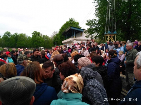 Жителі Ватутіного вийшли на протест проти закриття лікарні