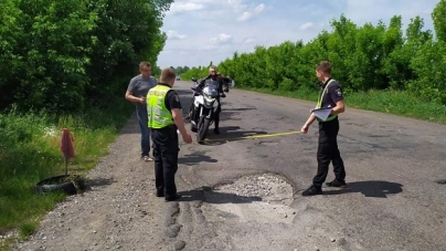 Через ганебний стан дороги на Черкащині байкери викликали поліцію