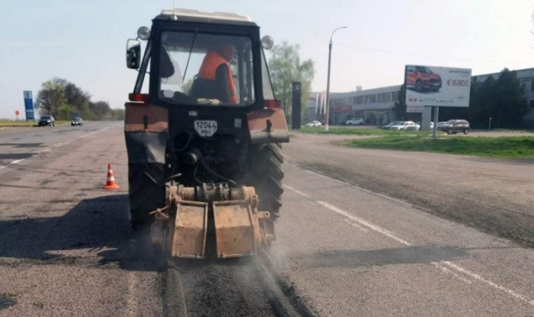 На Черкащині проводять ямковий ремонт доріг