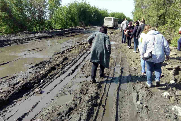 Не дорога, а суцільне болото: на Чорнобаївщині люди страждають від бездоріжжя (фото)