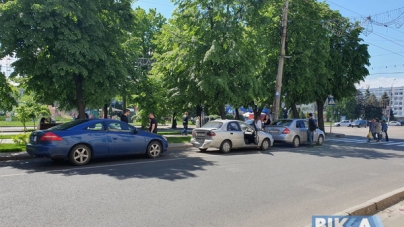 У центрі Черкас зіткнулися три автомобілі (фото)
