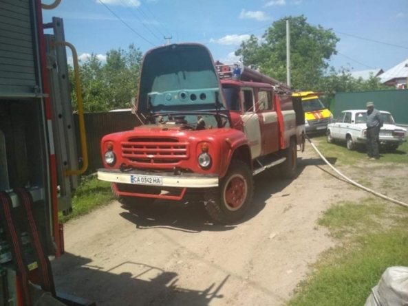 На Черкащині через замикання горіла господарська будівля (фото)
