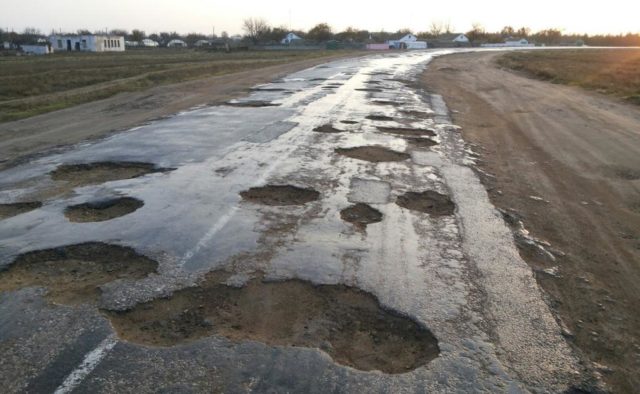 На Черкащині через ями на дорозі застрягла вантажівка