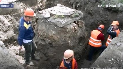 У Черкасах ремонтують каналізаційний колектор (відео)