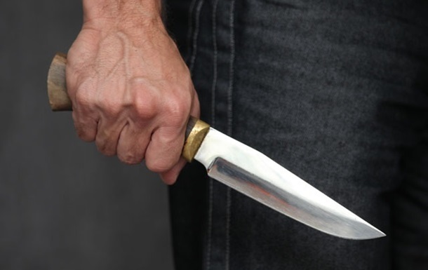У Черкасах невідомий напав з ножем на жінку (відео)