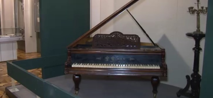 В черкаському музеї новий експонат: австрійський рояль 19 століття (відео)