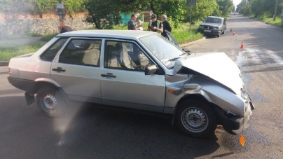 У Черкасах сталася ДТП між автомобілями ВАЗ та Волга