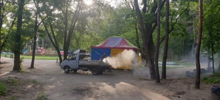 У парках Черкас знищують кліщів за допомогою генератора гарячого туману