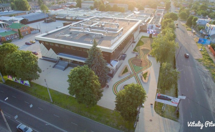 Новий креативний майданчик біля черкаського супермаркету зняли з висоти пташиного польоту (відео)