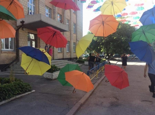 Смілянська алея парасольок постраждала від негоди (фото)