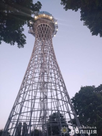 У Черкасах п’яні молодики забралися на 35-метрову вежу, щоб сфотографуватися (фото)