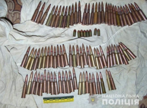 На Черкащині чоловік зберігав зброю та наркотики (фото)