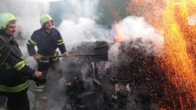 На Черкащині у причепі вантажівки загорілося вугілля