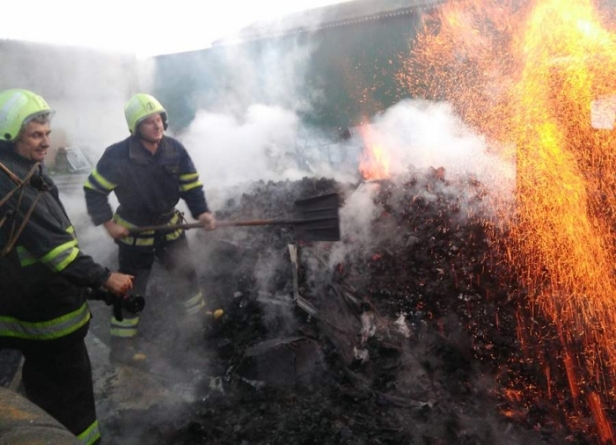 На Черкащині у причепі вантажівки загорілося вугілля
