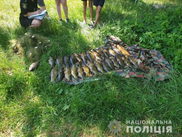 На Черкащині чоловік та жінка незаконно виловлювали рибу (фото)