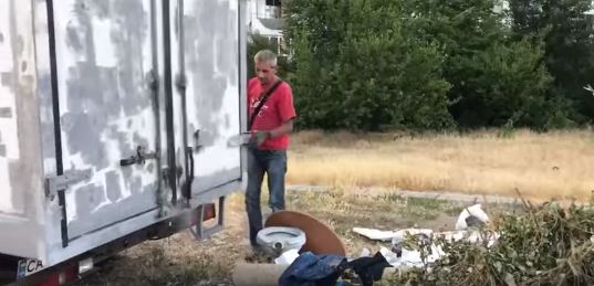 До чоловіка, що висипав на Митниці будівельне сміття, викликали поліцію (відео)