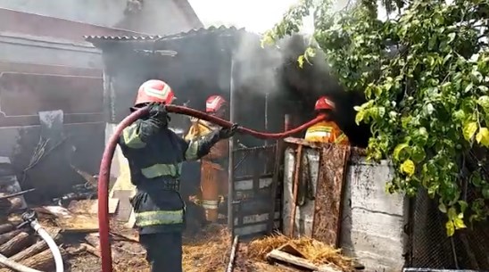 На Жашківщині згоріла будівля через необережне поводження з вогнем (відео)