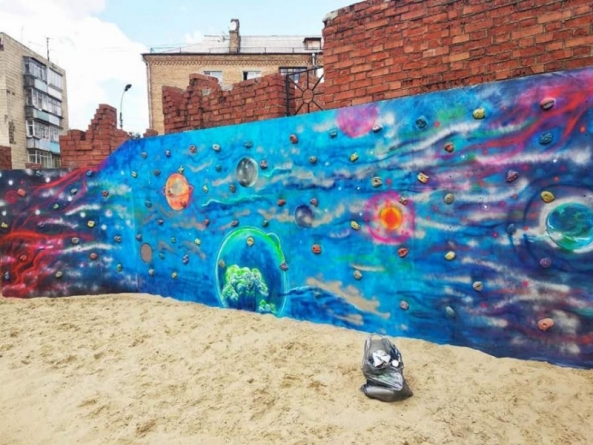 У дитячому парку Черкас креативно розмалювали стіну (фото)