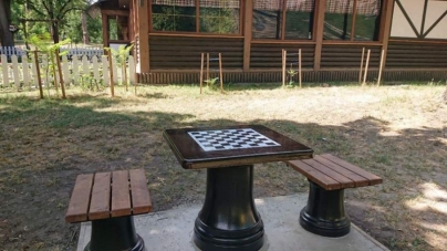 У парку “Сосновий бір” встановили столики для гри в шахи (фото)