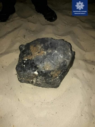 Чоловік у Черкасах на пляжі знайшов «астероїд»